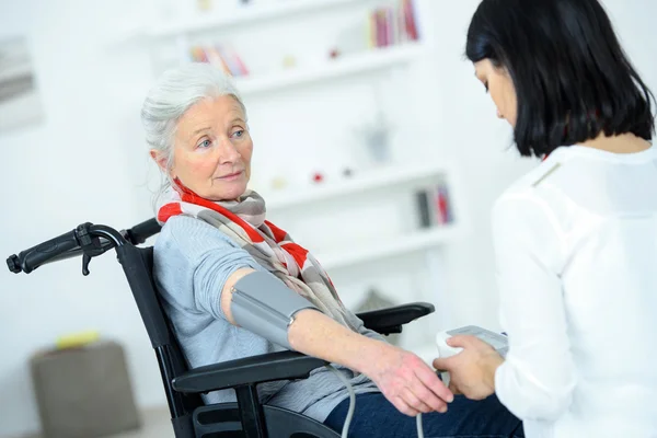 Tomando a pressão arterial de uma senhora idosa — Fotografia de Stock