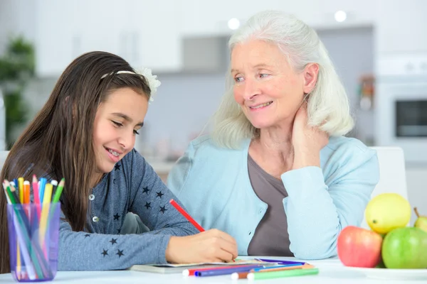 Liten flicka ritning värdt mormor — Stockfoto