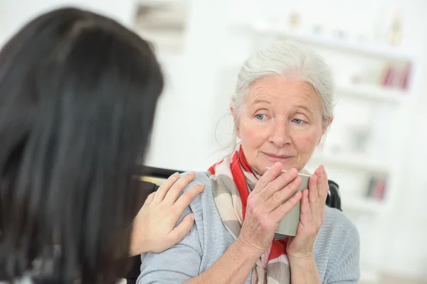 Triste donna anziana a casa — Foto Stock