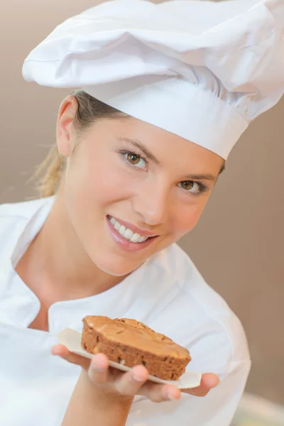 Baker segurando uma sobremesa de chocolate — Fotografia de Stock