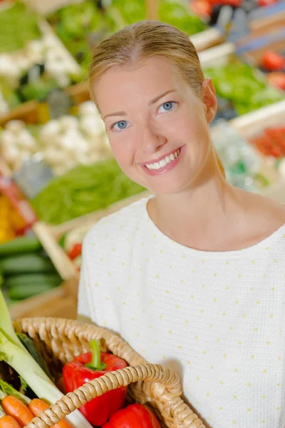 Mulher compras de legumes frescos — Fotografia de Stock