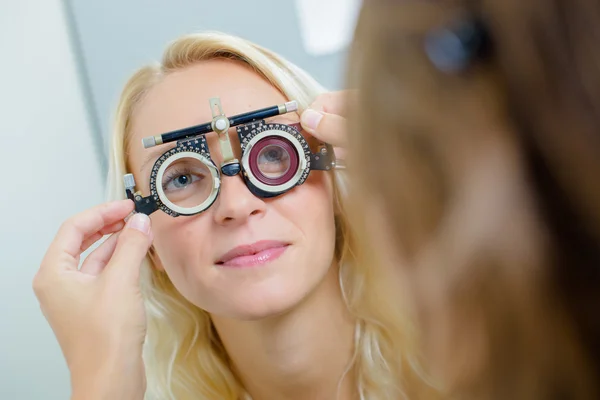 目の検査を持つ女性 — ストック写真
