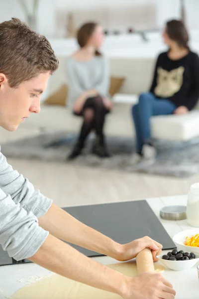 Man in de keuken — Stockfoto