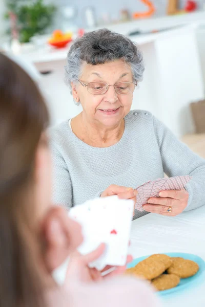 Jogando cartas com sua avó — Fotografia de Stock