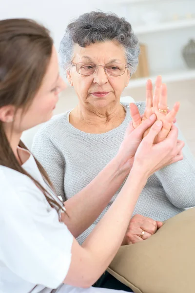 Médico revisando la palma de un paciente anciano — Foto de Stock