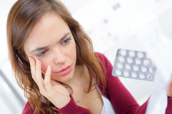 Bezorgd over het nemen van medicatie — Stockfoto