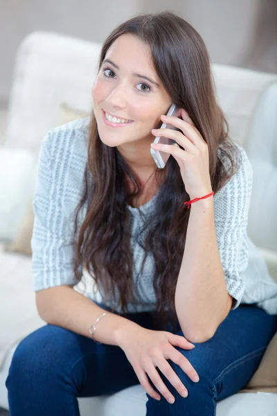 Teenager auf dem Smartphone — Stockfoto