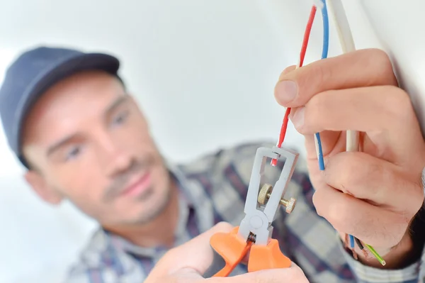 Elettricista che taglia un filo — Foto Stock