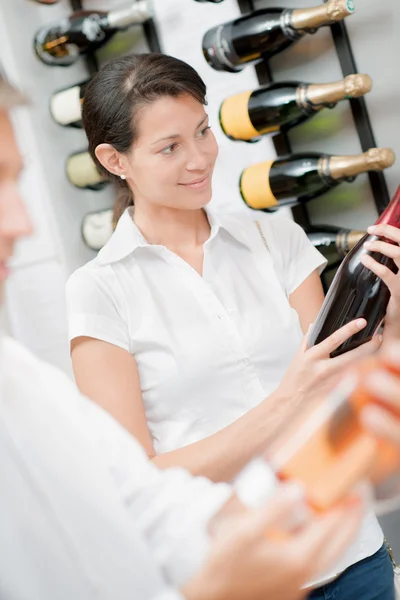 Elegir una botella de vino —  Fotos de Stock