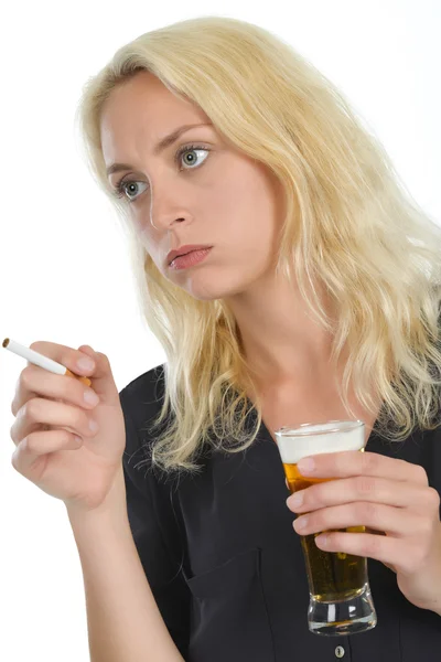 Blond kvinna röka och dricka — Stockfoto