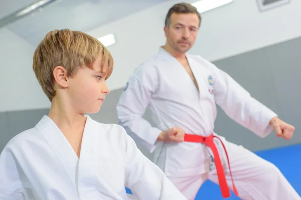 Jongen in een martial arts-les — Stockfoto
