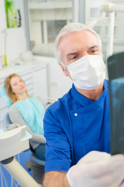 Dentist looking at an x-ray — Stock Photo, Image