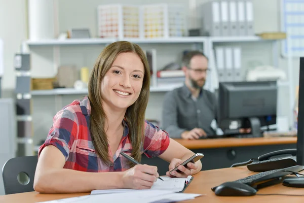 Kontorist läsa ett textmeddelande — Stockfoto