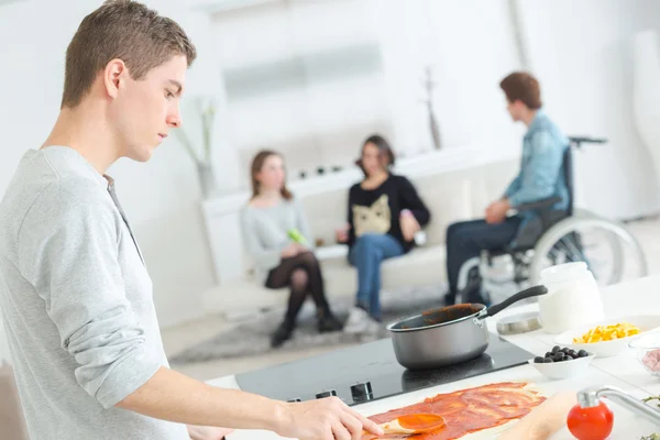 Cozinhar para um amigo deficiente — Fotografia de Stock