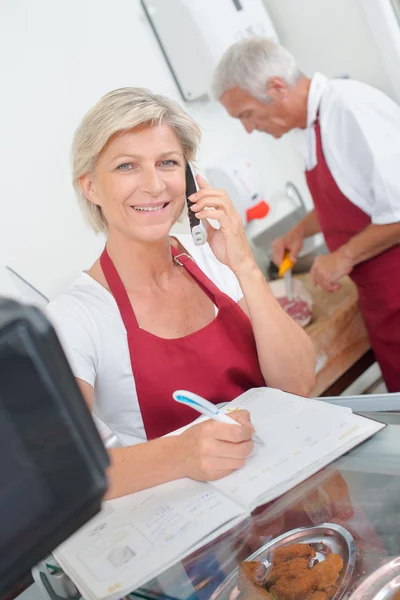 Metzgerehepaar bestellt Lager — Stockfoto