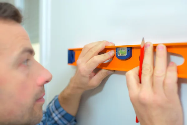 Handyman usando um nível de espírito — Fotografia de Stock