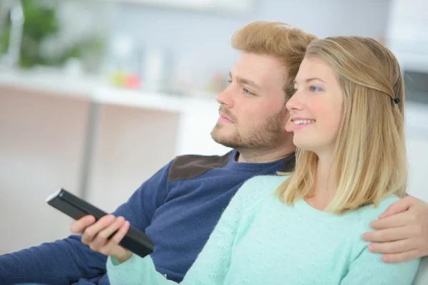 Paret tittar på en TV-serie — Stockfoto