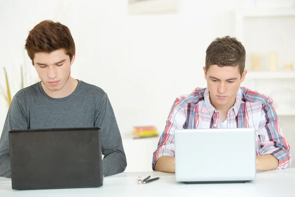 Δύο άνδρες σπουδαστές που χρησιμοποιούν φορητούς υπολογιστές — Φωτογραφία Αρχείου