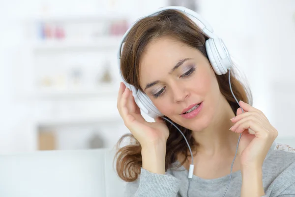 Relaxar para a música em casa — Fotografia de Stock