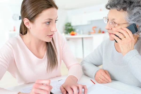 Helping confused lady make a call — Stock Photo, Image