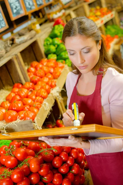 Asistente de tienda escritura tablero de precios —  Fotos de Stock