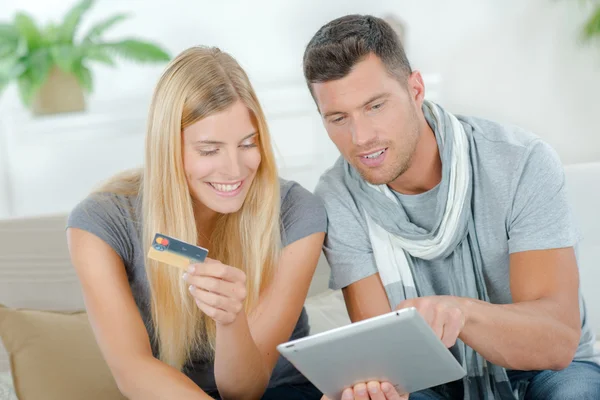 Pár pomocí jejich tabletu nakupovat on-line — Stock fotografie