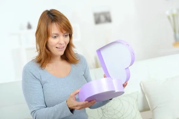 Vrouw opent een cadeau — Stockfoto