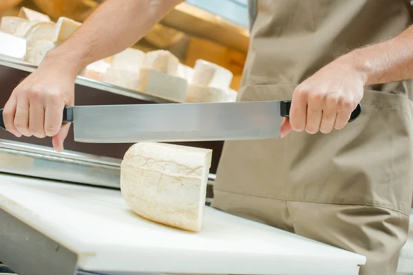 Slicing a block of cheese — Stock Photo, Image