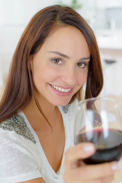 Att ha ett glas vin hemma — Stockfoto