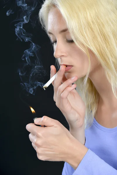 Woman smoking a cigarette — Stock Photo, Image