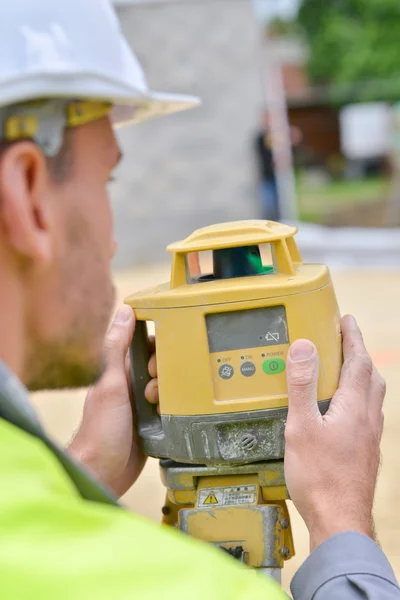 Surveyor tar en mätning — Stockfoto