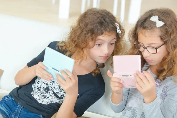 İki kız kardeş bilgisayar oyunu oynamak — Stok fotoğraf