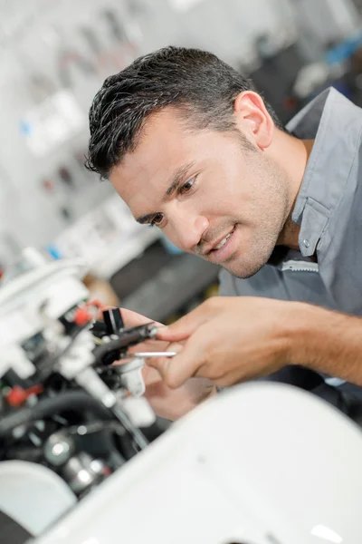 Mecánico examinando un scooter — Foto de Stock