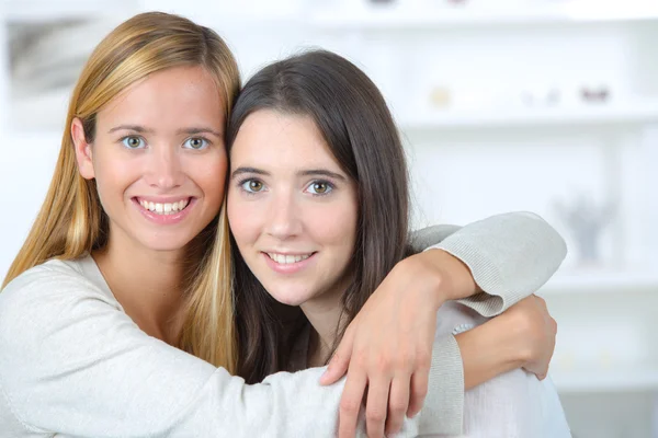 Vriendinnen knuffelen — Stockfoto