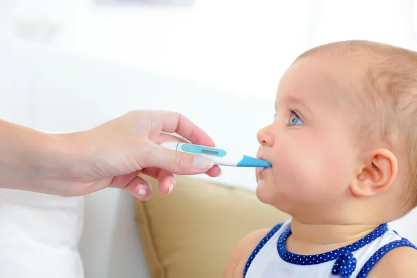 Fütterung ihres kleinen Jungen — Stockfoto