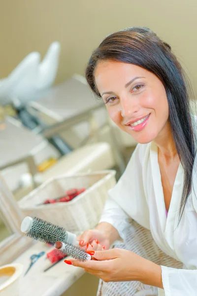 Friseurin überprüft ihre Ausrüstung — Stockfoto