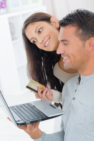 Casal de compras na Internet — Fotografia de Stock