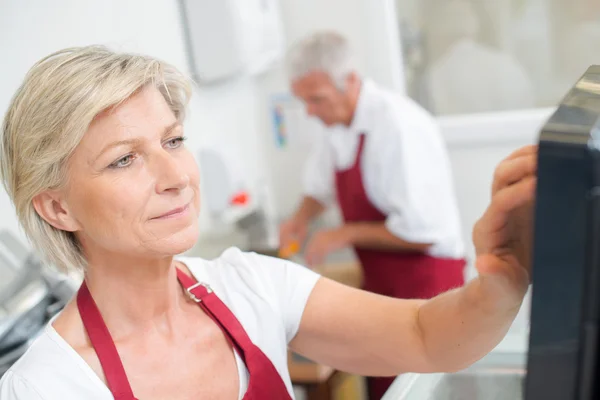 Woman using a touch screen till system — Stock Photo, Image