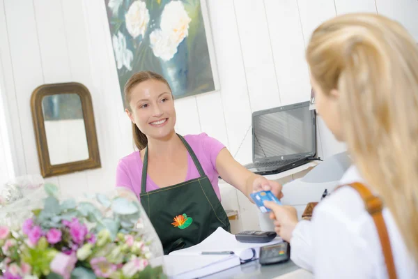 Paying for flowers — Stock Photo, Image