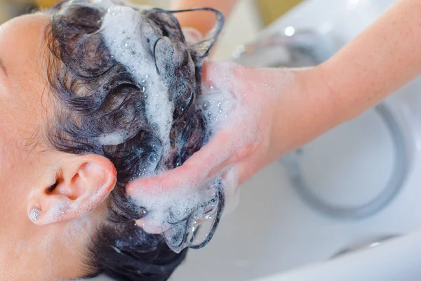 Haare waschen lassen — Stockfoto
