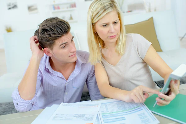 Paar controleren hun financiële situatie — Stockfoto