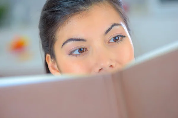 Rilassarsi leggendo un libro — Foto Stock