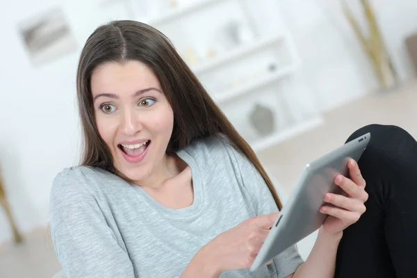 Vrouw met behulp van haar tablet-pc — Stockfoto