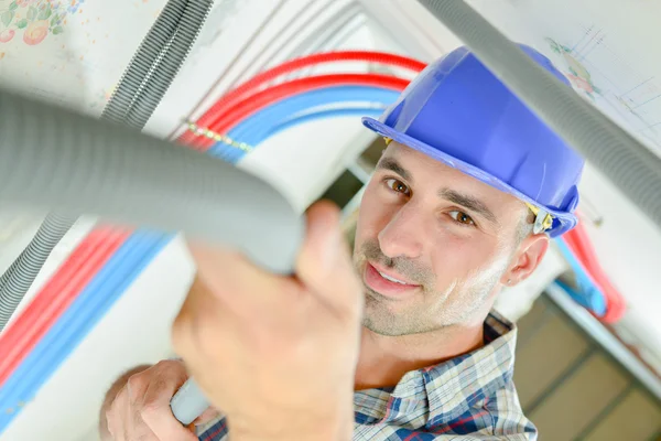 Elektricien bedrading van een plafond — Stockfoto