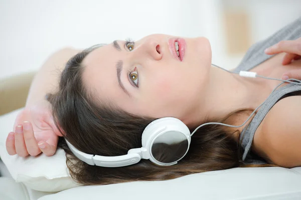 Tirar uma soneca com fones de ouvido — Fotografia de Stock
