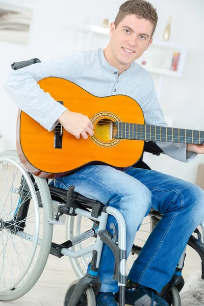 Handicap gitarist — Stockfoto