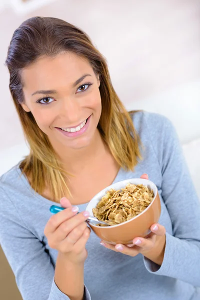 Mulher comendo cereais no café da manhã — Fotografia de Stock