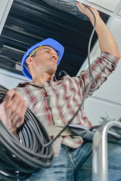 Elektriker verkabelt Deckenluke — Stockfoto