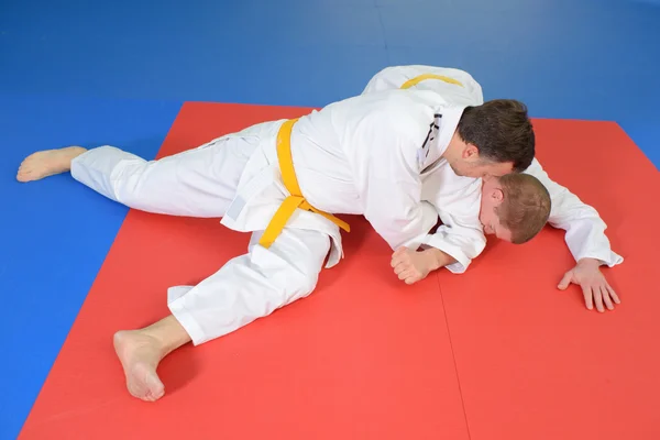 İki adam bir judo mat — Stok fotoğraf