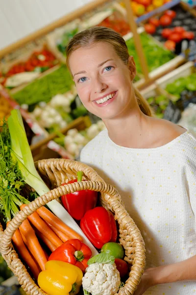 Senhora segurando cesta de legumes mistos — Fotografia de Stock